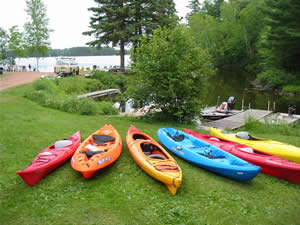 pine-forest-lodge-canoes
